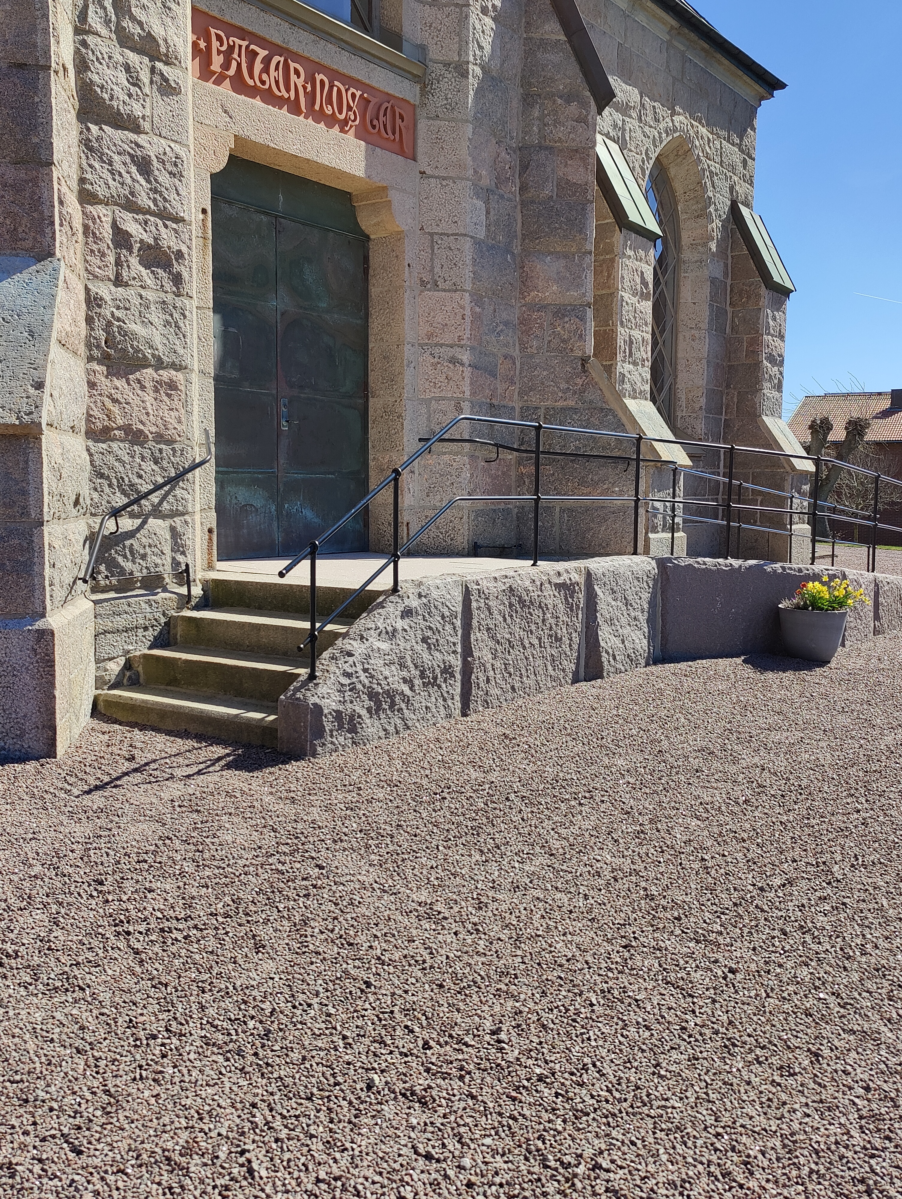 Handikappramp%20och%20ny%20trappa%20Grebbestad%20Kyrka.jpg