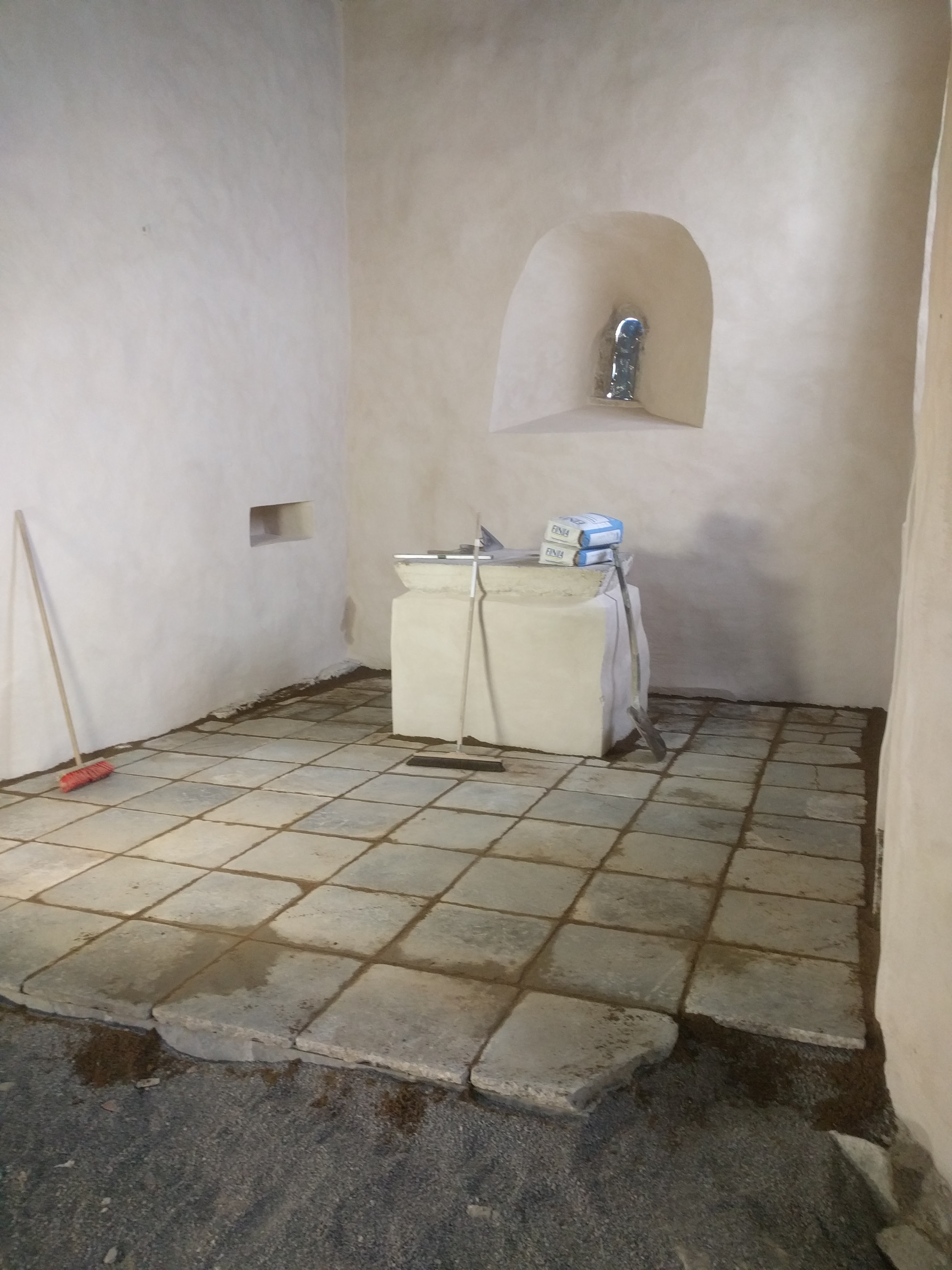 Oml%C3%A4ggning%20av%20kalkstensplattor%20i%20Svenneby%20Gamla%20Kyrka.jpg